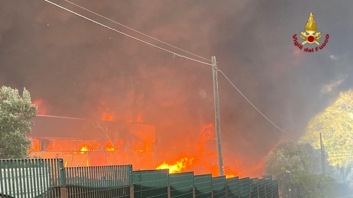 In fiamme deposito carta e plastica a Motta Camastra FOTO VIDEO