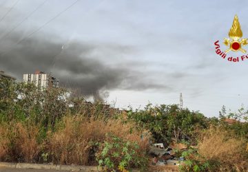 Incendi di colture e sterpaglie, numerosi interventi dei Vigili del Fuoco in provincia di Catania