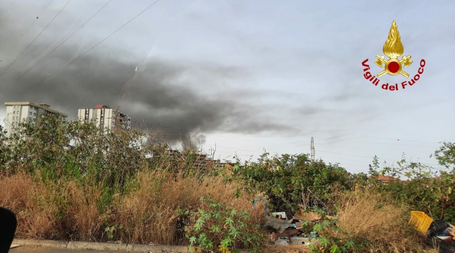 Incendi di colture e sterpaglie, numerosi interventi dei Vigili del Fuoco in provincia di Catania