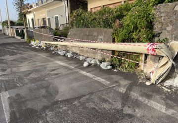 Riposto, auto contro palo della pubblica illuminazione sul lungomare