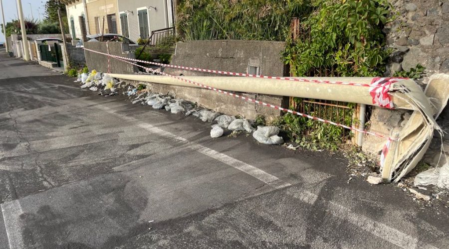 Riposto, auto contro palo della pubblica illuminazione sul lungomare
