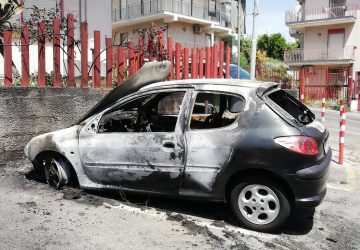 Mascali, duplice incendio auto nella notte. Indagini dei Cc