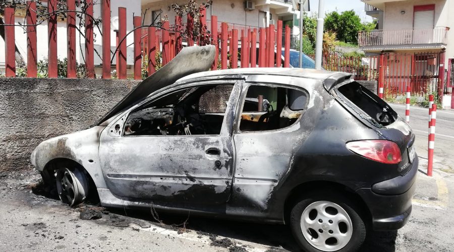 Mascali, duplice incendio auto nella notte. Indagini dei Cc