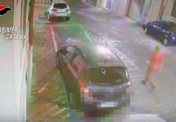 In una sola notte aveva incendiato 7 autovetture: identificato e denunciato VIDEO