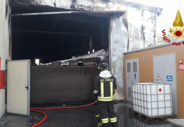 Aci Sant'Antonio, incendio in un'azienda tipografica industriale