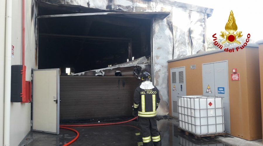 Aci Sant’Antonio, incendio in un’azienda tipografica industriale