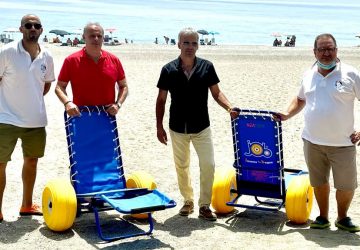 Calatabiano: consegnate alla Pro loco 2 sedie a rotelle da mare. Da oggi attivo il servizio per anziani e disabili
