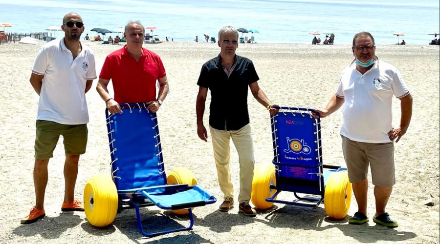 Calatabiano: consegnate alla Pro loco 2 sedie a rotelle da mare. Da oggi attivo il servizio per anziani e disabili