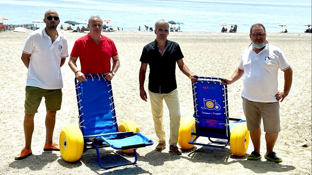Calatabiano: consegnate alla Pro loco 2 sedie a rotelle da mare. Da oggi attivo il servizio per anziani e disabili