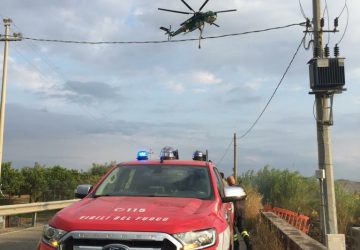 Paternò, vasto incendio nell'oasi del Simeto. Intervento di Vigili del fuoco e Forestale