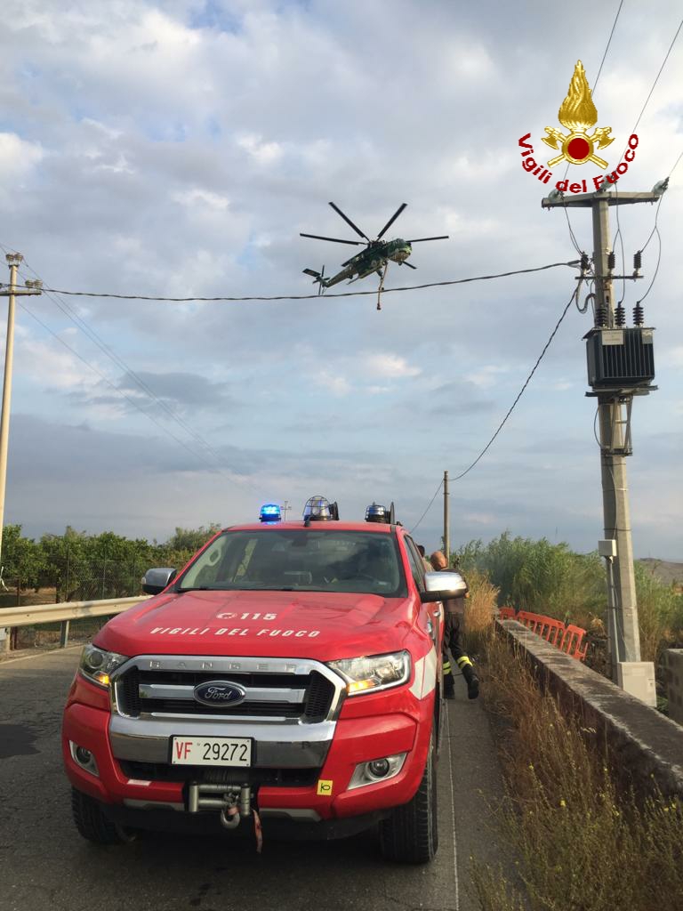 Paternò, vasto incendio nell’oasi del Simeto. Intervento di Vigili del fuoco e Forestale