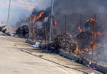 Grammichele, vasto incendio in deposito industriale: lungo intervento dei Vvff