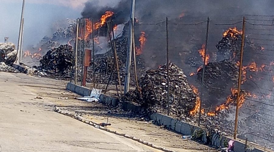 Grammichele, vasto incendio in deposito industriale: lungo intervento dei Vvff