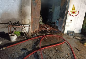 Vigili del Fuoco intervengono per spegnere un incendio all'interno di un garage a Pedara