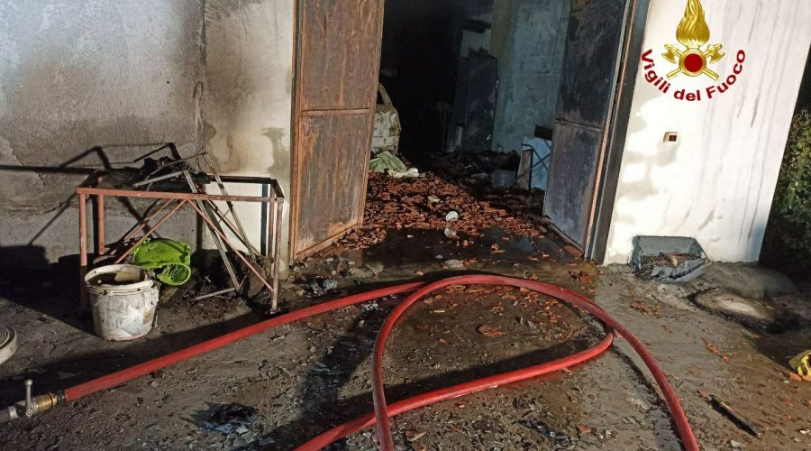 Vigili del Fuoco intervengono per spegnere un incendio all’interno di un garage a Pedara