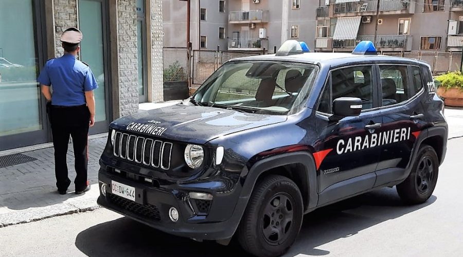 Picchia la ex compagna dinanzi i figlioletti: arrestato