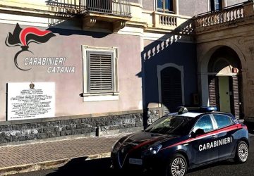 Tentano di smontare un&rsquo;auto: un denunciato e l&rsquo;altro in fuga