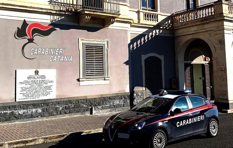 Tentano di smontare un’auto: un denunciato e l’altro in fuga