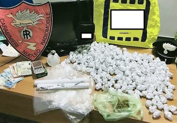 Catania, presi in due a spacciare &ldquo;erba&rdquo; sullo scooter: sequestrati 800 grammi di marijuana