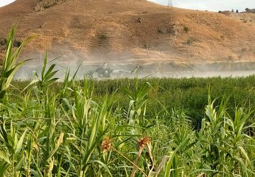 Paternò, agricoltore tenta di spegnere incendio ma si ribalta col trattore e muore