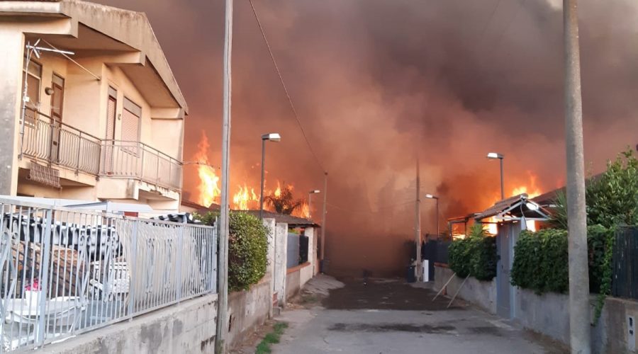 Emergenza incendi a Catania, diversi interventi della Polizia