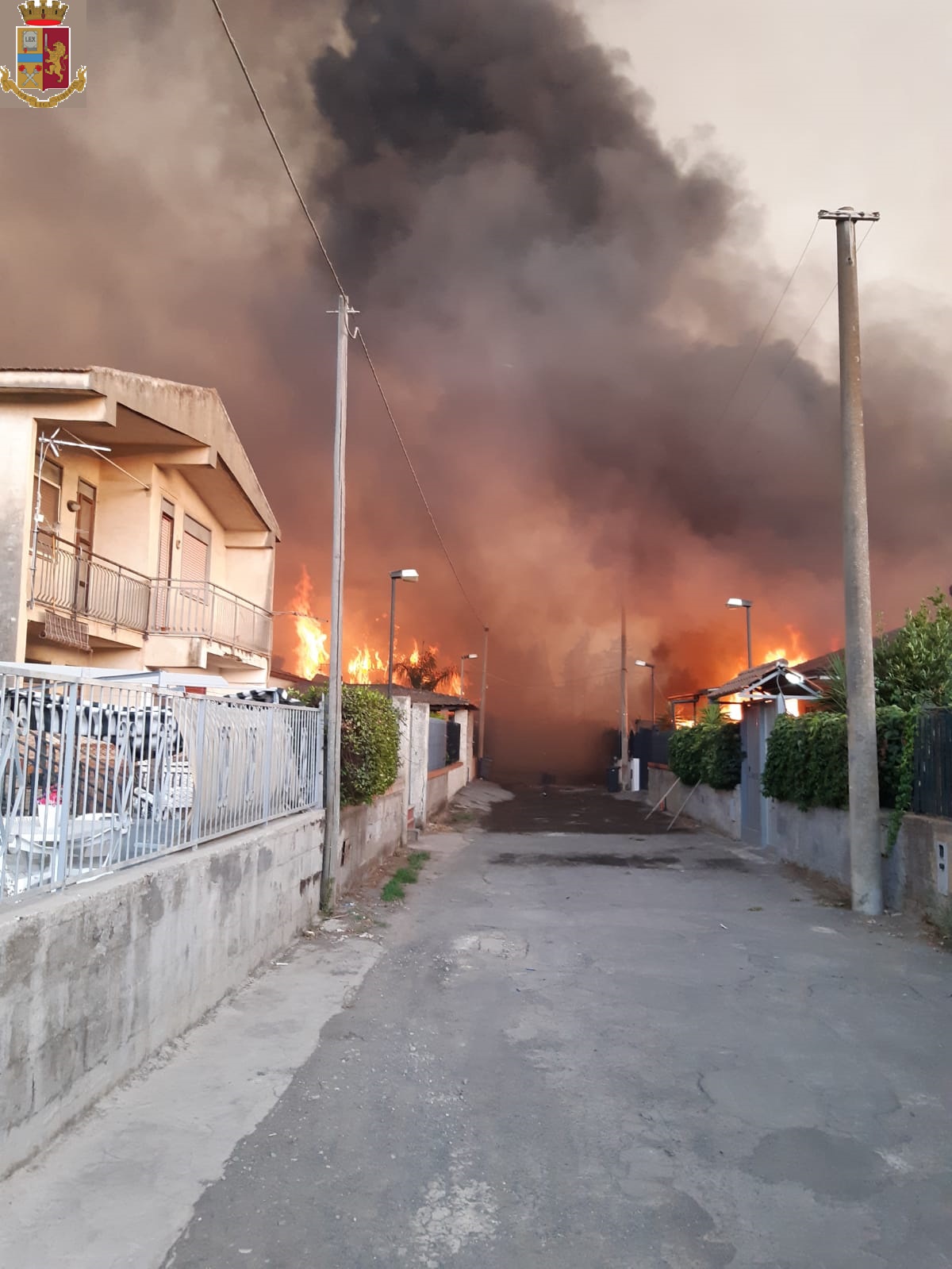 Emergenza incendi a Catania, diversi interventi della Polizia