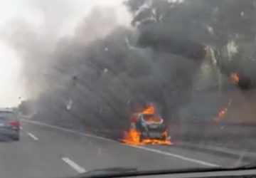A18, Giarre: prende fuoco un auto  in fase di marcia. Intervento dei Vigili del fuoco