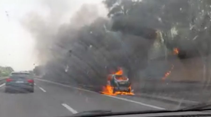 A18, Giarre: prende fuoco un auto  in fase di marcia. Intervento dei Vigili del fuoco