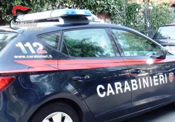 Forza il posto di controllo con un’auto rubata ma le telecamere lo inchiodano: denunciato