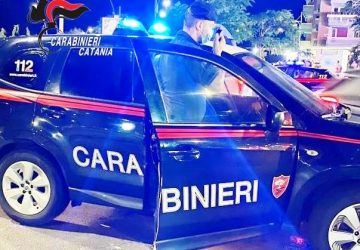 Catania, irascibile e geloso tenta di sfondare la porta della fidanzata: arrestato