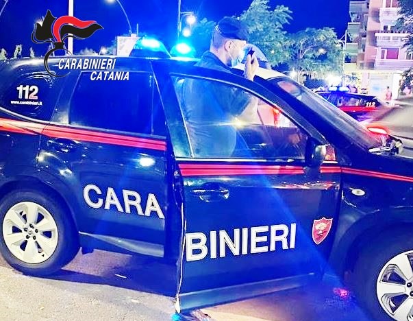 Catania, irascibile e geloso tenta di sfondare la porta della fidanzata: arrestato