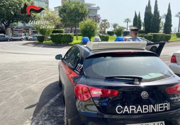 Per sfuggire ai Carabinieri si schianta su una macchina: arrestato 18enne