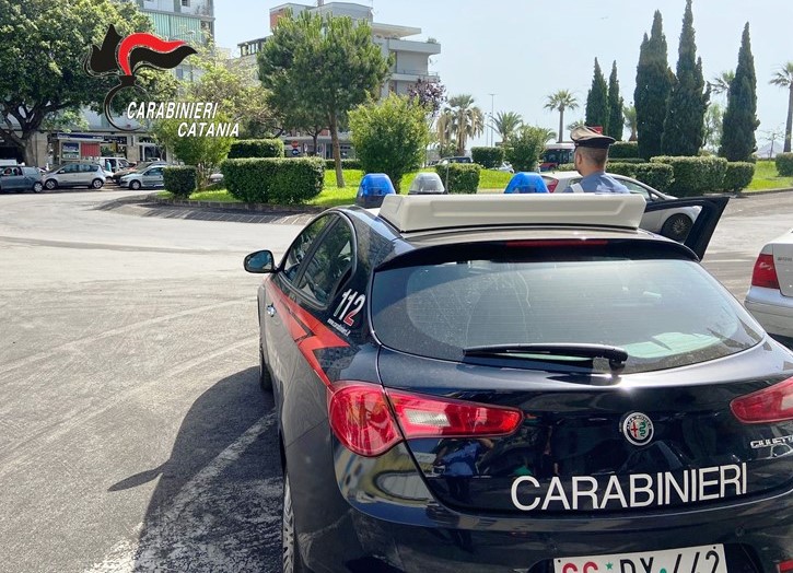 Per sfuggire ai Carabinieri si schianta su una macchina: arrestato 18enne