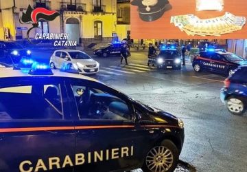 Aci Bonaccorsi, sfugge all&rsquo;alt e lancia la droga dal finestrino: arrestato