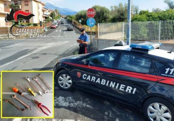 Utilizza le auto in sosta come se fossero un magazzino ricambi: arrestato