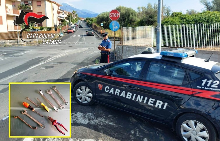 Utilizza le auto in sosta come se fossero un magazzino ricambi: arrestato