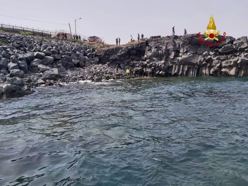 Catania, recuperato in mare il cadavere di una donna