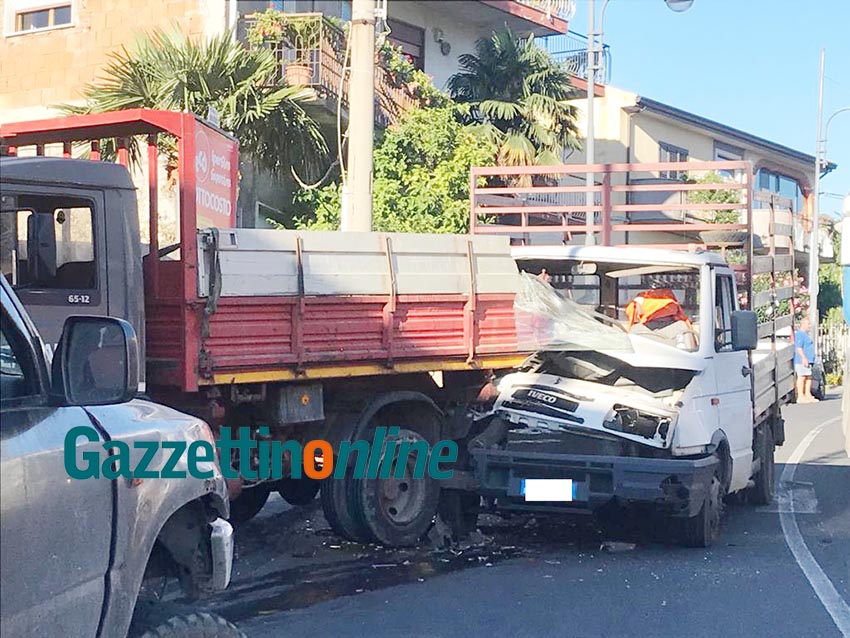 Fiumefreddo, autocarro impatta contro un altro mezzo pesante in sosta a Ponte Boria: un ferito