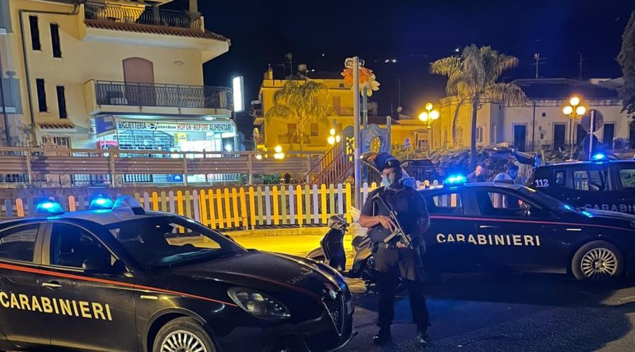Controlli dei Carabinieri a Giardini e Taormina: 2 persone denunciate ed 1 esercizio commerciale sospeso temporaneamente