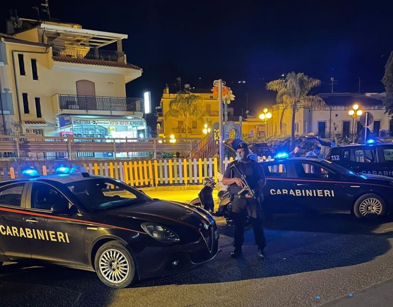 Controlli dei Carabinieri a Giardini e Taormina: 2 persone denunciate ed 1 esercizio commerciale sospeso temporaneamente