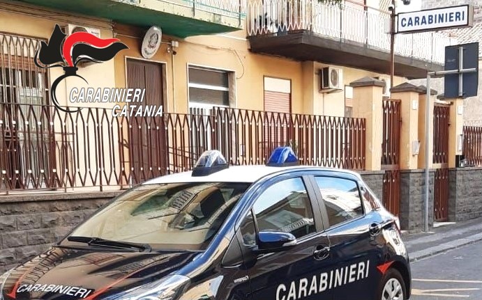 Tormenta e minaccia con un coltello il fratello per ottenere il denaro per la droga: denunciata