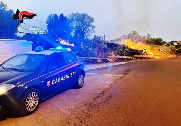 Appicca un incendio ma viene beccato dai Carabinieri: denunciato