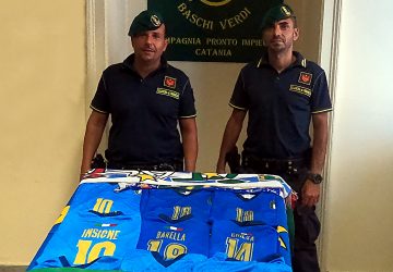 Catania, i baschi verdi sequestrano magliette, sciarpe, bandane e bandiere taroccate della nazionale italiana