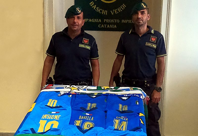 Catania, i baschi verdi sequestrano magliette, sciarpe, bandane e bandiere taroccate della nazionale italiana