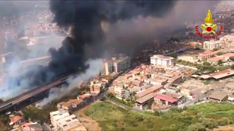 Catania assediata dagli incendi: decine gli interventi dei Vigili del fuoco. Chiuso l’aeroporto VD