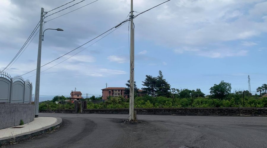 Giarre, in viale Mediterraneo un palo della luce in mezzo alla strada. Fino a quando?