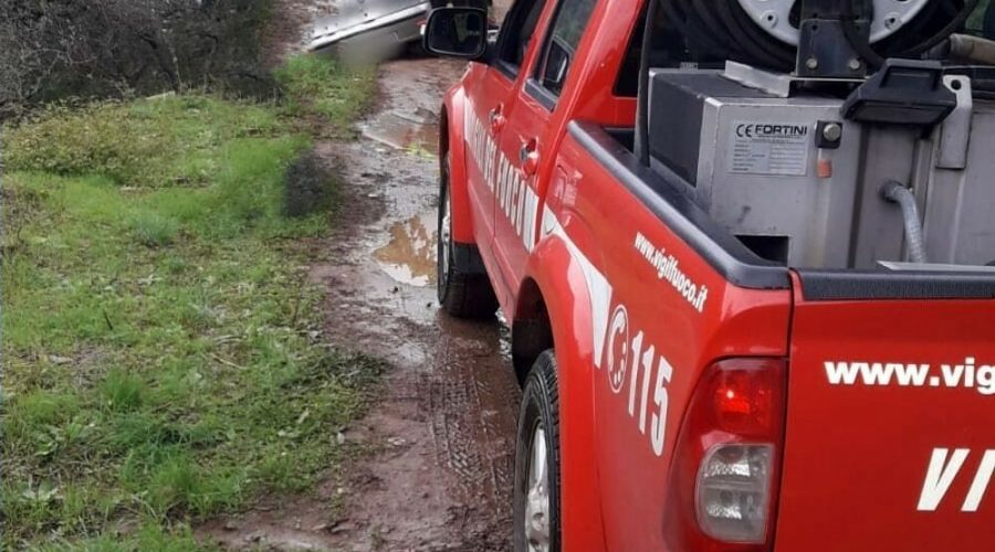 Giarre, a fuoco cataste di materiali ingombranti sul torrente Macchia