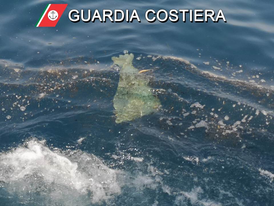 Inquinamento in mare da Calatabiano a Riposto: avviate indagini sulle cause dalla Guardia Costiera