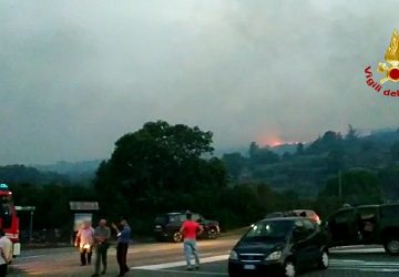 Linguaglossa assediata dagli incendi. Diversi Canadair in azione