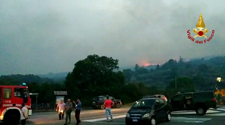 Linguaglossa assediata dagli incendi. Diversi Canadair in azione